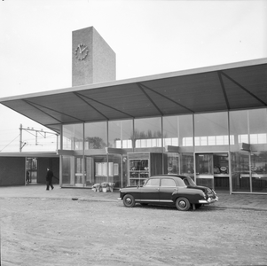 150161 Gezicht op de voorgevel van het N.S.-station Beverwijk te Beverwijk met in het midden een bloemenkiosk.